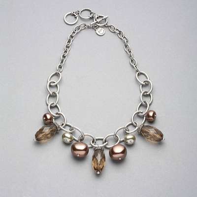 グリーンとブラウンのビジューネックレス